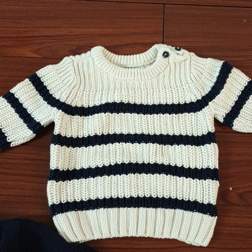 36. BABY Baby Gap Marine sweater